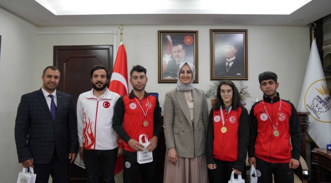 Türkiye Şampiyonları Başkan Ayşe Çakmak'ı ziyaret etti!