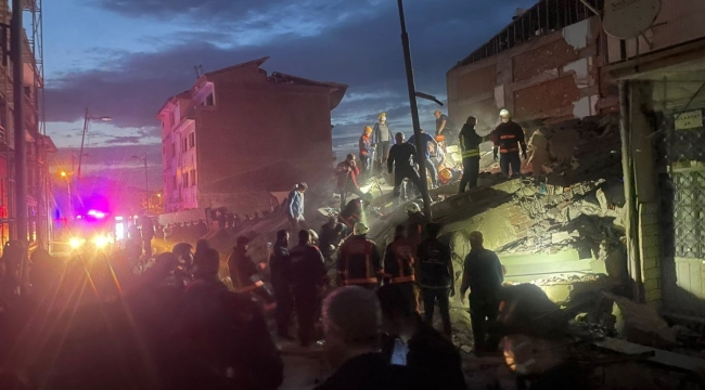 Malatya'da ağır hasarlı bina çöktü: 1 ölü!