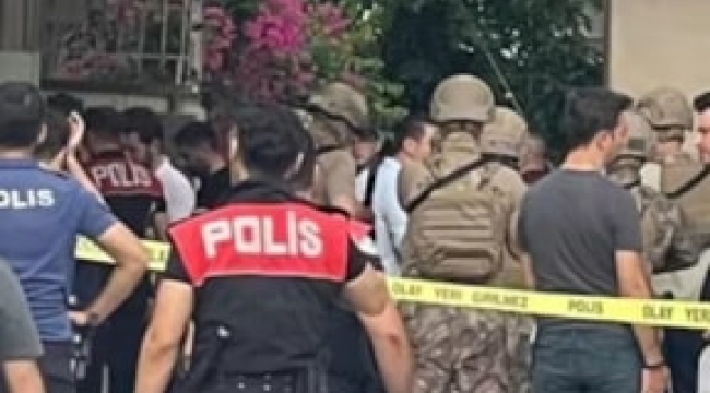 Anneannesini boğazından bıçaklayıp rehin aldı!
