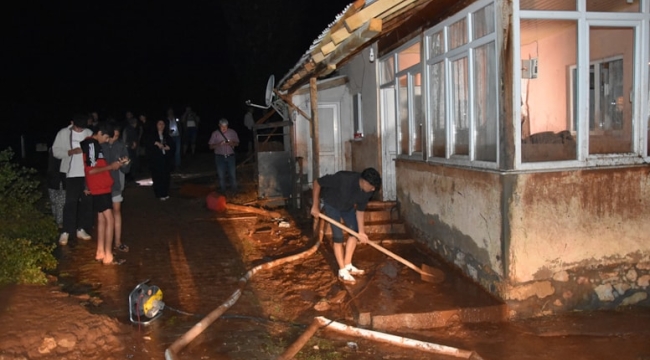 Evleri su bastı, araçlar sürüklendi