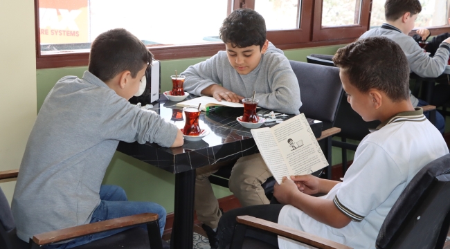 Okuma Sevgi̇si̇ Ki̇tap Kafe'de Fi̇li̇zleni̇yor